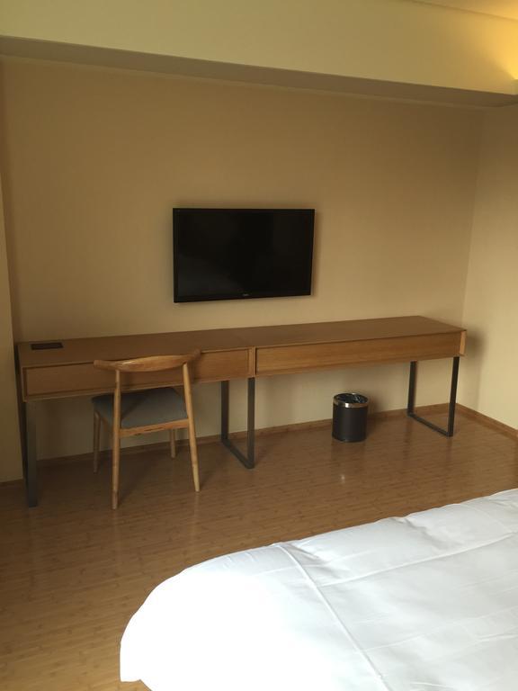 Ji Hotel Jinan Quancheng Square Exterior photo